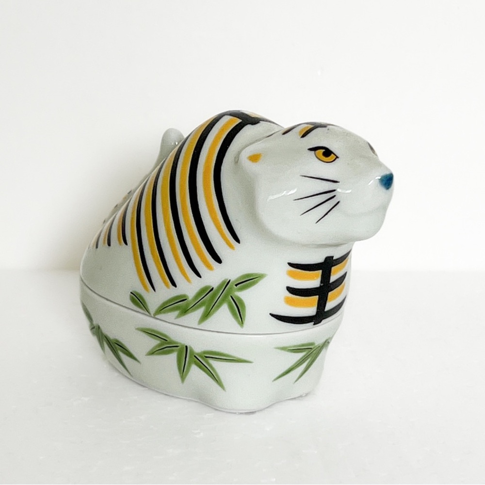 Tiger Trinket holder, Kouraku Kiln Zodiac
Ceramics, porcelain, box dish, Japan